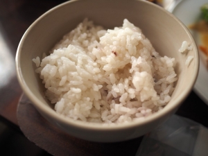 ご飯の黒いのは古代米。お代わり自由。