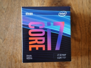 第9世代のインテルCore i7-9700F。内蔵GPUがないやつです。