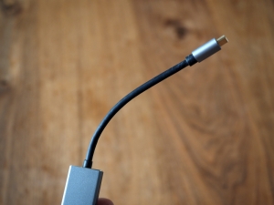 ケーブルがすげぇ固いし、USB-C端子と本体が微妙にねじれた感じで接続されている。さすがの品質。
