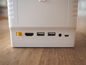 背面端子類。左から電源スイッチ、HDMI、コントローラ用USBが二つ、イヤホンジャック、電源用USBです。