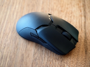 これがマウス本体。ボタンは左右対称についているので左手で操作したい方にも安心。