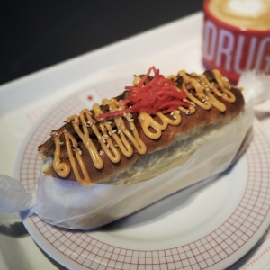看板メニューの「SENGOKU DOG」。牛丼のアタマを挟んだホットドッグ、みたいな感じです。