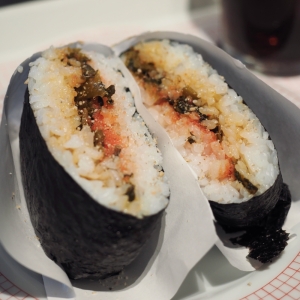 「おにぎらず めんたい高菜」です。福岡の方には説明不要な気がしますが、想像どおり美味いです。
