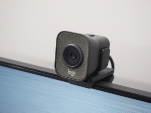 Logicoolのウェブカメラ「StreamCam」です。モニターの上に設置されています。フルHDかつ60fpsで撮影・配信することが可能です。