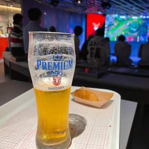 ビールを飲みながらLoL観戦。こういうのを楽しめる場所が福岡にできたことが嬉しい。