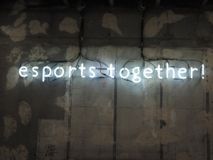 店内にある「esports together!」のサイン。