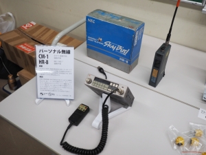 京セラの無線機「CM-1」と、日本電気の「HR-8」。なるほどわからん。