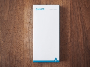 AnkerのUSBハブ。シンプルな箱です。
