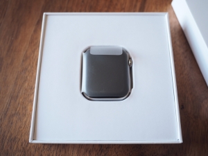 Apple Watch本体がお目見え。新品と同様にフィルムで保護されています。