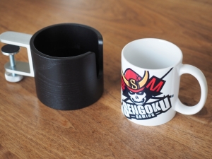 私のお気に入り、Sengoku Gamingのマグカップです。大きめですが、マグホルダーもデカいので余裕で使えると思いきや...
