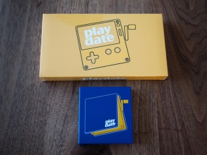 playdateと専用カバーの箱です。