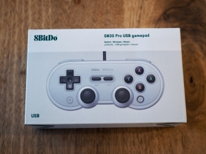 8bitdoの「SN30 Pro USBゲームパッド」です。