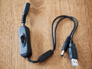電源の分岐ケーブル。左をACアダプタと接続し、右の丸い端子をDE-10、USBをHUBボードに繋ぎます。