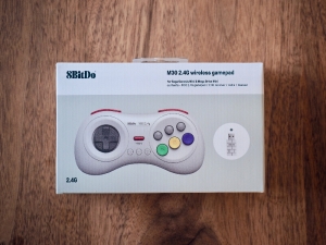 サターンゲー用に購入した「8Bitdo M30 2.4Gワイヤレスゲームパッド for Sega Genesis Mini & Mega Drive Mini &Switch 6ボタンレイアウト」です。