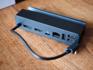ドックの背中側。左からDisplayPort 1.4、HDMI 2.0、電源用USB-C、Gigabit Ethernet、USB-A×3です。