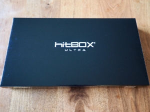 HitBox Ultraの箱です。高級感があります。