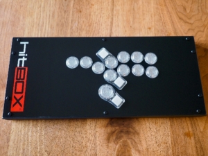 こちらがHitBox Ultra。写真では伝わらないかもしれませんが、高級感があります。