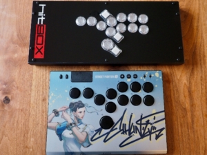 HitBox UltraとRazer Kitsuneの比較。HitBoxの方がボタンの間隔が詰まっているのがわかりますね。