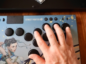 Razer Kitsuneのボタンに指を置いたところ。ボタンの間隔は小柄な日本人向けではないかもしれません。