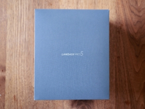 箱です。製品写真などはなく、かなりオサレ。