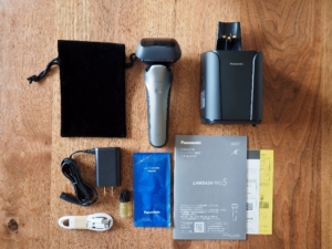 箱の中身。自動洗浄充電器やキャリングポーチ、USBケーブルも付いています。青いのは洗浄液。