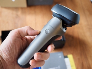 こちらが本体。シンプルかつカッコいい。