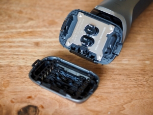 外刃を外すと外刃側に内刃がくっ付いて外れます。本体側の掃除がしやすいのが良いです。