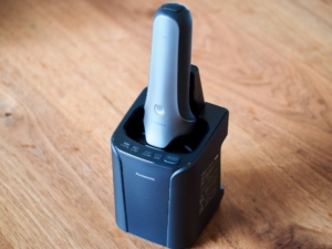 自動洗浄充電器に本体をセットしたところ。結構高さが出ますね。