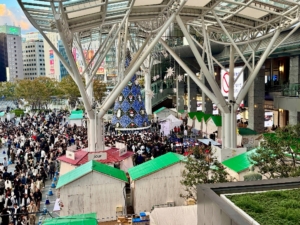 点灯式開始前。ひと多すぎ。