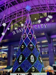 駅前のクリスマスツリー。今年はスーパーマリオのキャラクターが貼り付けてあります。