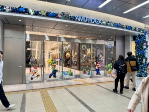 JR博多シティ館内もスーパーマリオ一色です。