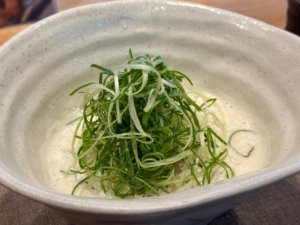 こちらがTHE鶏そば。白い器に白いスープ。そして緑の九条ネギ。