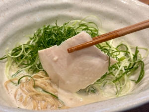 こちらが鶏チャーシュー。しっとりしてて美味しいです。