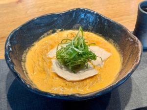 こちらが坦々鶏そば。結構ピリ辛です。