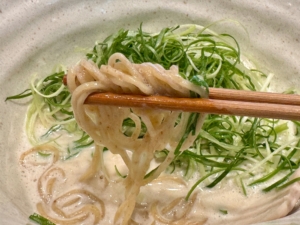 全粒粉をつかった麺。コシが割としっかりあって噛み応えがあります。